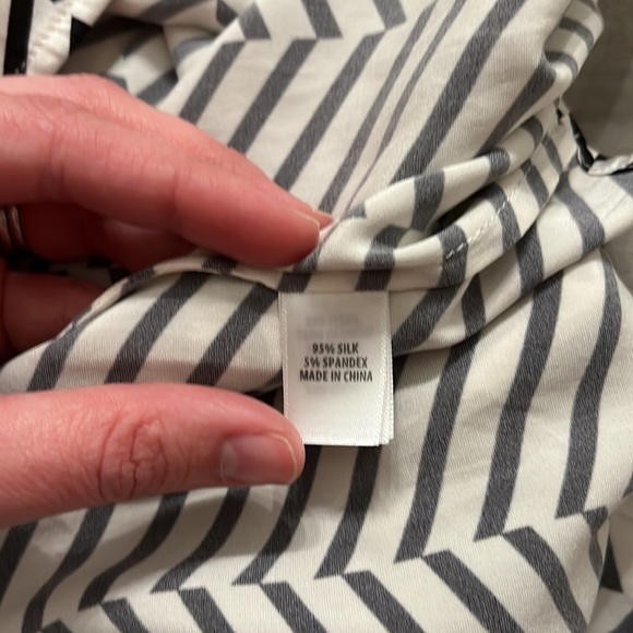 St. John’s Silk Blouse with sash tie. - Picture 4 of 5